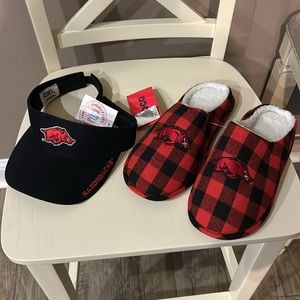 NWT…Arkansas Razorbacks Slippers for Men Size S (7-8) Plus Visor